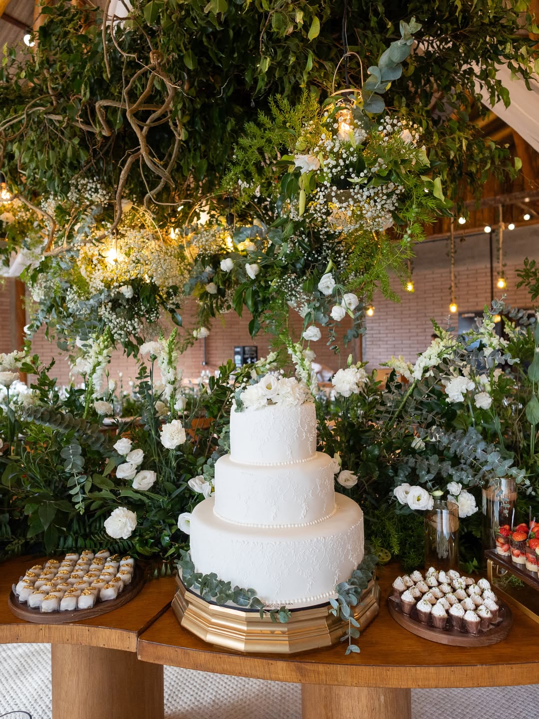 Bolo de casamento clássico sob montagem florida suspensa